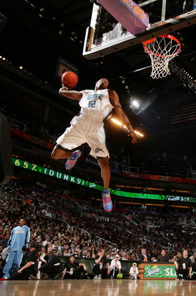 尽管他在本 尽管他在本